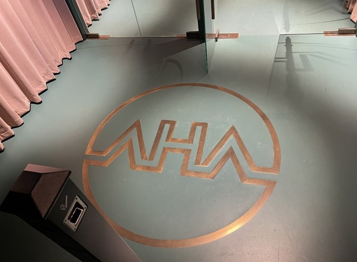 Logo nedlagt i gulv
